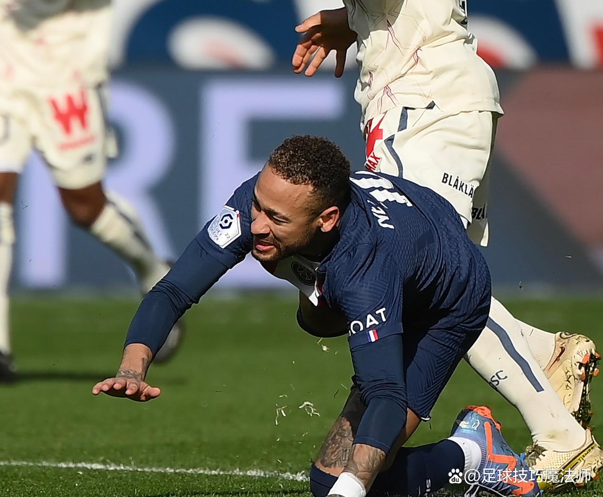 包含窗口期巴黎圣日耳曼伤情更新：法甲节点到来，气氛紧张，训练强度明显提升的词条