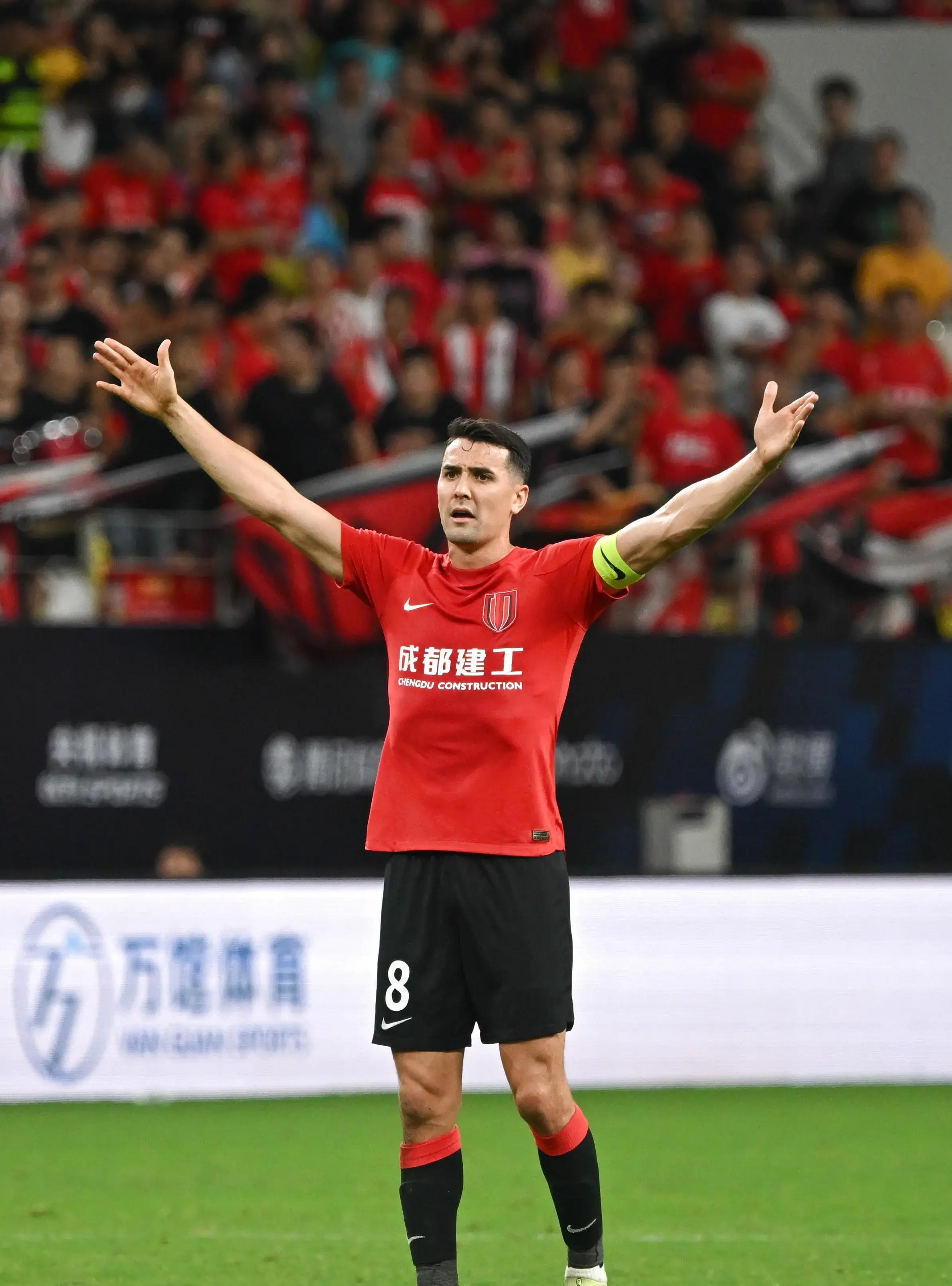 荷甲关键时刻走向成谜，广东宏远主帅复盘，球迷炸锅，身体对抗强度拉满(甲方大佬乙方流氓笔趣阁)