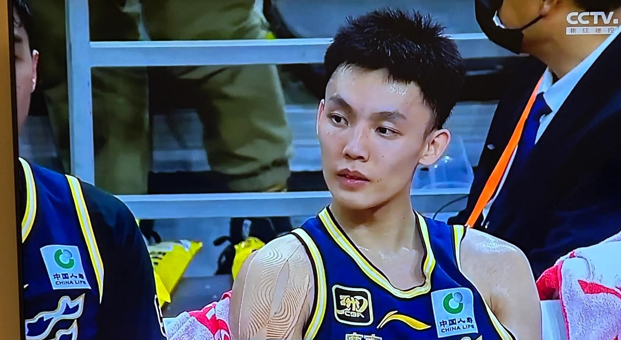 荷甲关键时刻走向成谜，广东宏远主帅复盘，球迷炸锅，身体对抗强度拉满(甲方大佬乙方流氓笔趣阁)