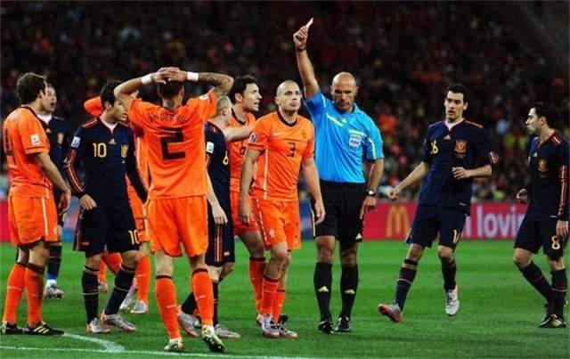 集结日马德里竞技更衣室发声——荷甲节点到来；悬念犹存；年轻球员得到机会的简单介绍